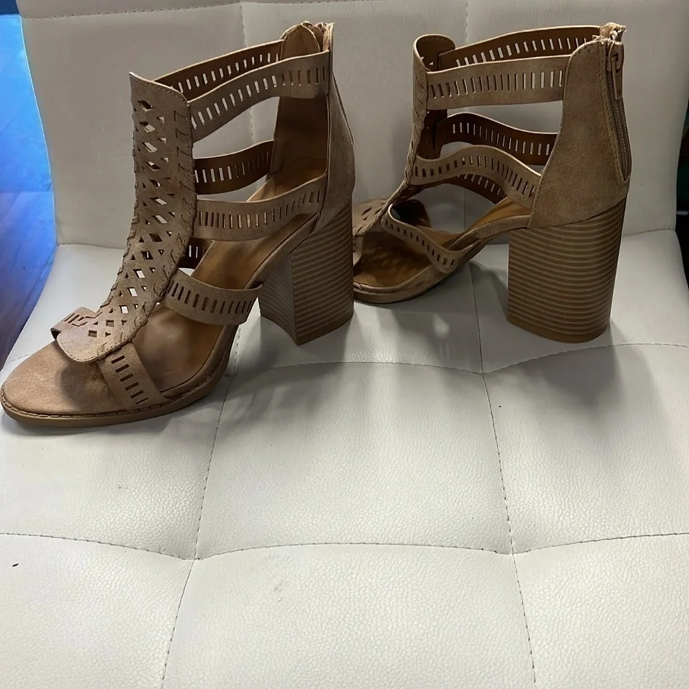 QUPID size 7 1/2 heel with zippered back Perfect for dressing up a summer outfit